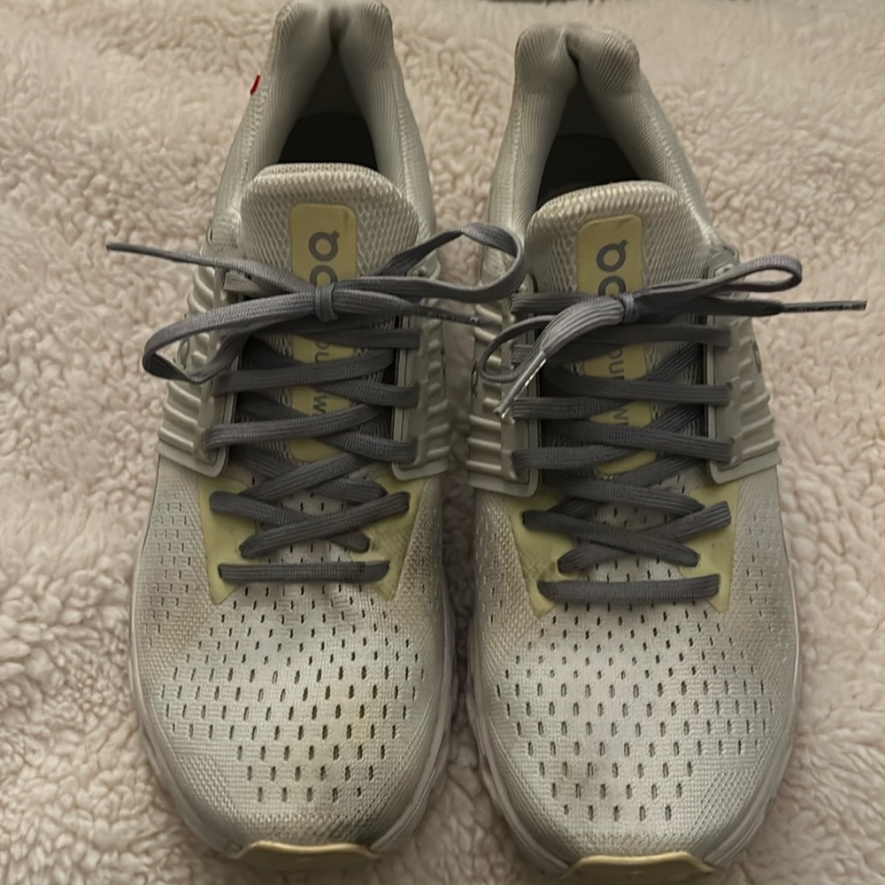 Women’s off white Onclouds size 8.5